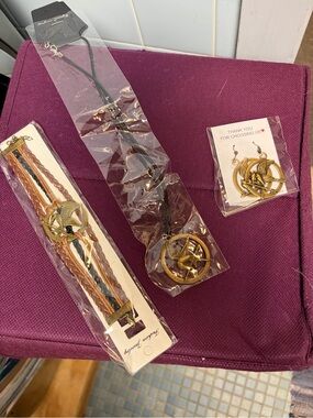 NEW Bronze Hunger Games Mockingjay Necklace Bracelet & Earring Set - Unbranded